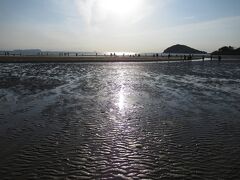 粟島の次は、夕陽の名所の父母ヶ浜（ちちぶがはま）へ。ここは干潮時に砂浜に残った潮だまりが鏡のように周囲の風景を反射し、「日本のウユニ塩湖」とも称されている。この日は干潮が18:00頃で日の入りが18:30頃なので、条件はいい。