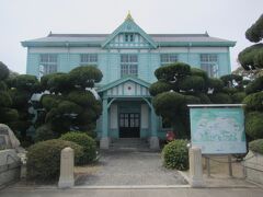 城山を下山し、須田港の近くにある粟島海洋記念館（旧粟島海員学校）へ。無料で中にも入れる。入口は正面の玄関ではなく、建物の向かって右側にあった。