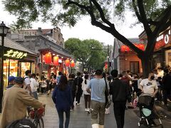 南鑼鼓巷は故同と呼ばれる北京の伝統的なストリートを今風にした街で東京の原宿、ソウルの明洞みたいな街。