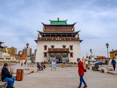 モンゴル仏教の中心 ガンダン寺。
チベット仏教なので、最高指導者は
ダライ・ラマということになる。

ここは寺院だけじゃなく宗教大学や
病院などの施設も併設されていて、
5000人もの僧侶さんがいるらしい。