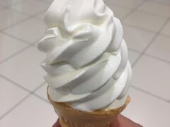 早速空港グルメを満喫へ
牛乳やバターで有名なよつ葉のソフトクリーム