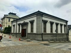 1890年に建てられた旧日本18銀行の建物。
今は博物館として利用されています。

奥に見える建物は旧日本58銀行です。
トイレを我慢していましたが、この近くで公衆トイレを見つけました。
良かった～。