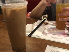 香港男性？いや若者３０代の知り合いの息子さんとお食事でした。
彼が幼児の頃に抱っこした記憶がありますが、既に立派な青年です。
ホテルまで来てくれて食事しようとなりましたが、遠出する気力は失い、ホテル建物内になる台湾料理「台軒餐廳」へ行きました。
アイスコーヒーにタピオカ入っていて美味しかったです。