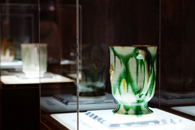 焼き物のジョッキがたくさん展示されています<br />これで飲んだら美味しいでしょう