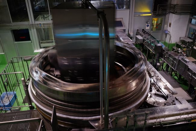 ビールを缶に充填する機械だと思います…速くて見えません