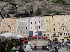 メンヒスベルクの丘の麓はこのような垂直にそそり立つ岩壁になっている。
岩壁にへばりつくようにカラフルな建物が並ぶ。