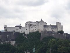 メンヒスベルクの丘の頂上に建つホーエンザルツブルク城。
ザルツブルクの象徴だが、今回も行く時間はない。