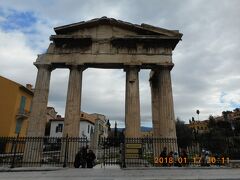ローマンアゴラのアテナ・アルケゲテス門は頑張って立っているという感じがしてなぜか悲しくなってきました。大きな門なので少し補修するだけでも立派な姿を復活できそうな気配があったので。