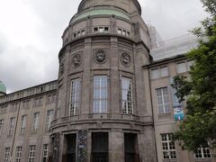 ドイツ博物館は、1903年に設立された自然工学・工業技術・科学の分野において世界最大の国立博物館。
建物は1925年に開館。全て回るには一日以上かかる広さだとか。

写真は中庭にある出入口。
