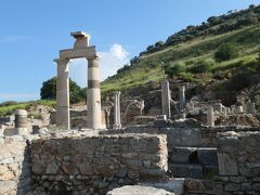 「市公会堂, Rhodian Peristyle and Prytaneum」の遺跡です。大理石柱の一部が明らかに補修されていますので、一部だけが２千年前の形を留めていることになります。遺跡見学では全てが古代のものと思いがちですので、注意しながら見学することも必要だろうと思います。