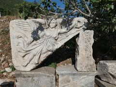 「ニケのレリーフ」はクレテス通りの脇に置いてありました。勝利の女神ニケのレリーフは、ヘラクレス門に飾られていたのですが、落下したのでこの場所に置かれているそうです。レリーフ周辺は壊れていますが、女神の姿細部がしっかり残されている見事な彫像だと思います。
