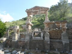 トルコでは時々大きな地震もあったそうですが、よくぞ地震に耐えて残ったと思われる「トラヤヌスの泉、Fountain of Trajan」建造物です。皇帝トラヤヌスを讃えて西暦104年頃に作られた泉で、20X10mの大きさで周囲には彫像と柱が立っていたそうです。