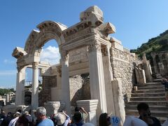 「ハドリアヌス神殿、Temple of Hadrian」で、クレテス通りにある建物の中で最も保存状態が良くて美しい建物です。紀元128年にアテネから皇帝ハドリアヌスがエフェソスを訪れたのを記念して紀元138年に建造されています。