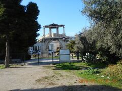 ゼウス神殿の北西に隣り合うようにして建っているのがハドリアヌスの凱旋門です。ゼウス神殿敷地内からハドリアヌスの凱旋門を見たところです。