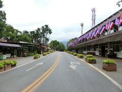 メインストリート左手が庭園入口で奥にチケット売り場