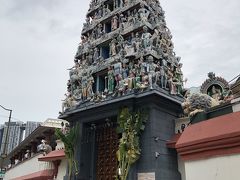 駅の方からチャイナタウンを歩いていくと反対側の入り口にはなぜかヒンドゥー教の寺院、スリマリアマン寺院があります。
シンガポール最古のヒンドゥー教の寺院だそうで。
中までは入りませんでしたが入り口の装飾が綺麗です。