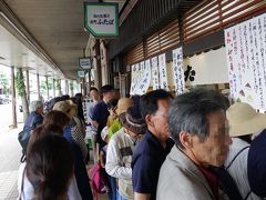 出町ふたば。10時過ぎですが、すでにずいぶん並んでいます。