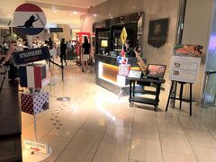 東京・西新宿『ヒルトン東京』1F

1階にあるロビーラウンジ【マーブルラウンジ】のエントランスの写真。

こちらでブレックファストブッフェをいただきます。
「ヒルトン・オナーズ」のダイヤモンドメンバー特典で無料です♪
なお、ブレックファストブッフェは1名3,905円（税、サービス料込み）
です。

＜営業時間＞
〇ブレックファスト　6:30～10:30（土・日・祝日　6:30～～11:00）
〇ランチビュッフェ　11:30～14:00（月曜日～土曜日）
〇ブランチビュッフェ　11:30～14:00（日・祝日）
〇デザートビュッフェ　14:30～17:30
〇ディナービュッフェ：18:00～21:00
〇アラカルト：6:00～23:00（土曜日　6:00～24:00）

＜料金（税抜き）＞
〇ブレックファストビュッフェ
　お一人様　3,200円 / お子様（6～12歳）2,000円
〇ランチビュッフェ（月～土曜日）
　お一人様　4,100円 / お子様（4～12歳） 2,450円
〇ブランチビュッフェ（日・祝日）
　お一人様　5,100円 / お子様（4～12歳）3,100円
〇デザートビュッフェ
　平日　　　お一人様　3,800円 / お子様（4～12歳） 2,400円
　土日祝日　お一人様　3,950円 / お子様（4～12歳） 2,500円
〇ディナービュッフェ
　月～木曜日　お一人様　5,000円 / お子様（4～12歳） 3,000円
　金～日・祝　お一人様　6,000円 / お子様（4～12歳） 3,500円

＜席数＞
208席

https://www.hiltontokyo.jp/restaurants/marble_lounge