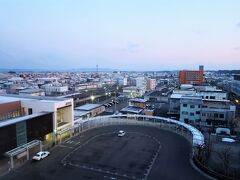 おはようございます。
ただ今の時刻は５時20分です。（気温：氷点下2.3℃）
天気は晴れの予報です。