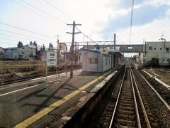 刈和野駅を発車しました。
一つ手前の神宮寺駅と同じ構内配線となっています。