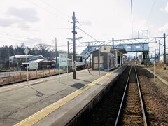 四ツ小屋駅を発車しました。
秋田新幹線は単線、奥羽本線は行き違い可能な構内配線となっています。

■「四ツ小屋」の由来
この地に4戸の農家が移住してきたことから命名されました。