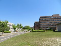 ５月24日の散策は「広大北口」バス停付近からスタートしました。ここは大学アカデミック地区内を10分ほど歩いたところ。手前は総合科学部・総合科学研究科，先の方に小さく教育学部・教育学研究科の建物が見えます。