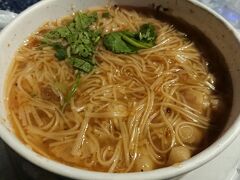 麺線大70元
テイクアウトして宿でゆっくり食べました。ガツンとカツオの風味で、思いがけず和を感じでほっとした思い出。麺は短め、柔らかめ。モツは小さくて、入ってるなー程度。