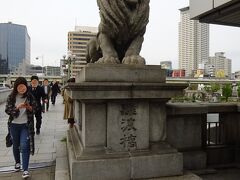 橋の欄干の両側にあるライオン像。
この橋は、別名「ライオン橋」とも呼ばれるらしい。