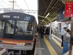 京都線と千里線がクロスする、その割には構内の狭い駅。
ホームが狭い上に短くて、なかり苦しい構図となった。
その狭いホームに人があふれている。