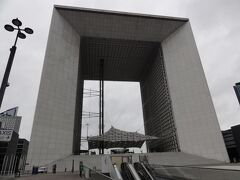 ラ・デファンス＝グランダルシュ駅で降りて地上に出ると、
いきなりこんなものが！！　あまりの巨大さに唖然！！
これが　新凱旋門（グランダルシュ）だ。
写真ではわかりにくいけれど、空洞部分にノートルダム大聖堂がすっぽり入る大きさです。

フランス革命200年を記念して、1989年に完成した超高層ビル。
高さ110ｍ、幅108ｍ、奥行き112ｍ。

パリでの最初の観光場所がココ、というのも珍しいかも…（夫の希望による）

