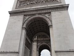 9：40頃、シャルルドゴール広場の中心に建つエトワール凱旋門に着いた。
以前はここをエトワール広場と呼んでいたので、エトワール凱旋門と言われるようになったという。
ここから放射状に伸びる12本の道路が輝く星（エトワール）のように見えるから…　という事らしい。

1806年にナポレオンの提案で着工、1836年に完成。ナポレオンが完成を見る事なく亡くなった話は有名ですね。
自分の功績とフランス軍を称える為の凱旋門なのに、完成まで生きることができなかったとは、お気の毒でした。
建設中に様々な政治的変換があった為、30年もかかったというのは初耳！

サイドから見てもこの迫力！
10時に開くので、既にかなりの人が待っている。
私達も凱旋門の下で並んで待った。