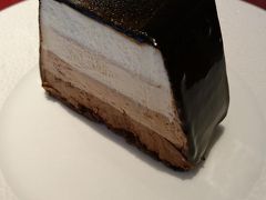 歩いて15分くらい。住宅街にあったケーキ屋。
グランショコラ。450円。美しい。チョコムース的な感じ。
ふんわり溶けてかなり甘い。個人的には甘すぎた。甘党におすすめ。