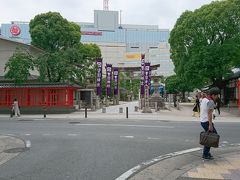 こんな街の真ん中に神社。