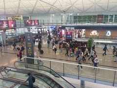 ラウンジ内のソファで休んでいたのですが、足をあげていたため注意を受けたので横になって休むことは難しかったです。
コンセントが近くにある席だったので、スマホの充電もでき、Wifiも使えたので何とか6時間近くラウンジ内で過ごすことが出来ました。
プライオリティパス様様です。