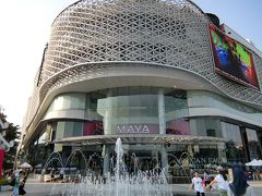 宿泊しているホテルの向かい側にあるモールの「MAYA」。このモールの地下1階にスーパーがあるのでタイシルクの工房を見学した後、ガイドさんが買い物タイムを作ってくれました。時間は２時間で買い物には十分すぎる時間です。
１階にはリボンバッグで有名な「NARAYA」や衣料品店、雑貨ショップがあるので土産物の買い物には便利でした。
観光バスは敷地内に入り建物に横付けしましたが、中国人観光客の観光バスが何台もやってきました。
中に入ると買い物客は中国人や韓国人だらけ、日本人はどうやら我々２グループのツアー客だけのようでした。阪急の観光客以外店内では日本人に出会いませんでしたから。
さて、私はガイドさんから「NARAYA」の場所を教えてもらってまずはここから買い物をスタートしました。
「NARAYA」はキルトのリボンバッグが主力で、10代後半から20代の女性がターゲットのように感じていましたが、今は対象年齢層を増やしているようで色、デザインが豊富、さらにバッグだけでなく雑貨物など商品のバリュエーションは豊富です。
さらに価格がリーズナブルなため娘用と妻用に数種類のバッグを購入しました。
中高年向きのシックな柄もありました。