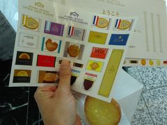 ラスクで有名なハラダ本社に10：10到着。
10時から工場見学スタートなので、出だし良い感じです。
工場内は撮影禁止です
取り合えず受付しますと、ラスクとパンフとシールをいただけます＾＾

※工場見学してみたい人はコチラ↓
http://www.gateaufesta-harada.com/tour/headoffice