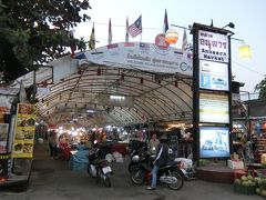 チェンマイ・ナイトバザールです。
ここはバザールの北側の出口、バザールは南北に延びるチャン・クラン通りに設けられています。道幅の広い通りに雑貨や民芸品を扱う露店がひしめき合うように立ち並んでいます。付近には少数民族モン族の雑貨を扱うモン族市場がありますが、ナイトバザールの露店にもモン族の刺繍のカバンや雑貨を扱う店がありました。
チャンクラン市場を東西に交差する通りはバザールの一部ですが、ここでは有名ブランドのコピー商品を店頭で堂々と売っています。
そのためこの通りにはたくさんの両替場があり、円でもドルでもユーロでもバーツに両替できます。
ガイドのカンさんは「ロレックスでもルイ・ヴィトンでも何でも１万円で買えるよ。安いよ。」と言っていました。
コピー品と分かっていますが本物と見分けがつきません。高くても1万5千円どまりです。ご希望の方があればどうぞ。ただし入国時税関で没収されるかもしれませんよ。
