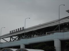 福岡空港にＡＭ８：１５到着です。あいにくの雨です。