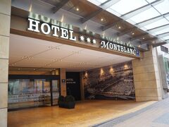 空港からホテルへはタクシーで。30ユーロちょっとでした。バルセロナの宿泊はホテルHCCモンブラン。今回の旅行の宿泊はアパートメントタイプが中心ですが、バルセロナには夜遅く着くので24時間フロントが開いているホテルにしました。写真は次の日の朝に撮ったホテルの玄関です。