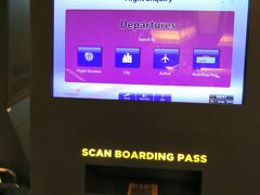 シンガポール・チャンギ国際空港
Changi Airport Singapore 

シンガポール乗り継ぎはお初っす。
こっ　こっ　ここが有名なチャンギ空港っすか！
むやみにキョロキョロしていると乗り遅れる(笑)
チャンギ最短50分で乗り継ぎらしいっす(>_<)