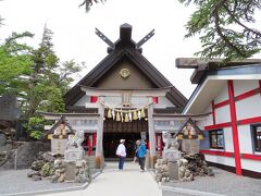 さて、五合目には何度も来ているのに、ここは初めて！
「冨士山小御嶽神社」です。
富士山五合目は天狗の庭ともいわれているそうです。
開運スポットなんだとか。