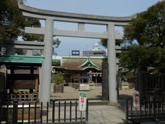 　１月の十日えびすで有名な今宮戎神社。宝恵駕行列に福娘、参拝者は吉兆で飾った笹を持って商売繁盛を祈願します。