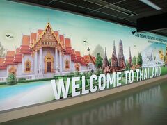 【ドンムアン空港】
初のエアアジアでドンムアン到着！
私、出発の前日までバンコクのLCC発着は、ドンムアンだと知りませんでした（汗）
LCCご利用でバンコクへ行く皆さま、スワンナプーム空港ではありませんよぉ。
知らずに着陸したら、どこのローカル空港かと驚きます。笑
お気をつけ下さい。