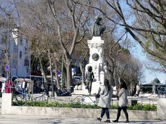 銅像があるが，誰のだか分らなかった