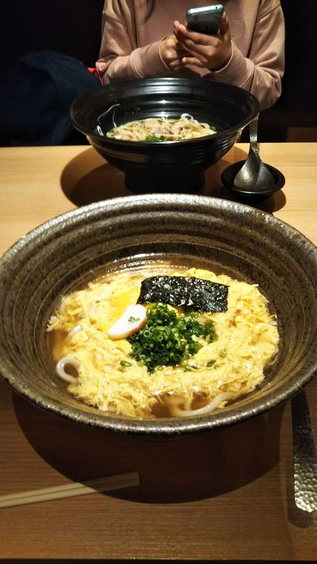 出発前に腹ごしらえ。つるとんたんでうどんを楽しみました。<br />さぁ！香港へ旅立ちましょう！