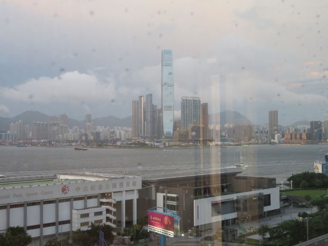 ホテルの部屋からの眺め。シービューで２方向に窓があり、見晴らし最高！d=(^o^)=b<br />正面の窓からICCビル。このときは展望台行きたいと思っていたけど、結局この旅行で行けませんでした。また次回、香港旅行来たときに…。
