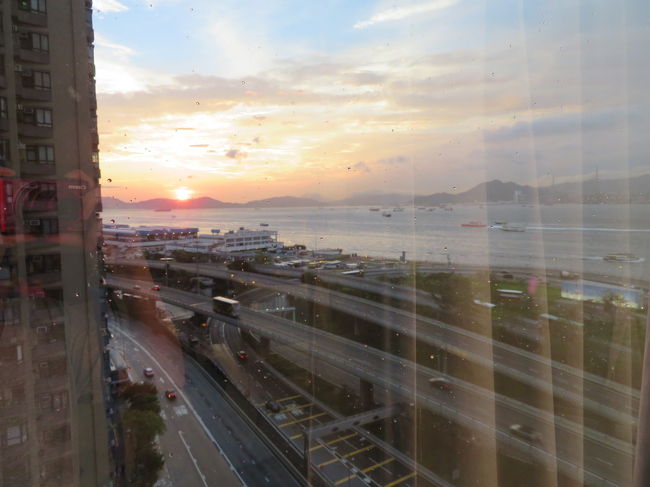 横の窓からの眺め。<br />夕焼けがキレイすぎて、思わずカシャッ。<br />三日後にこの窓が割れるなんて思いもよらなかった。