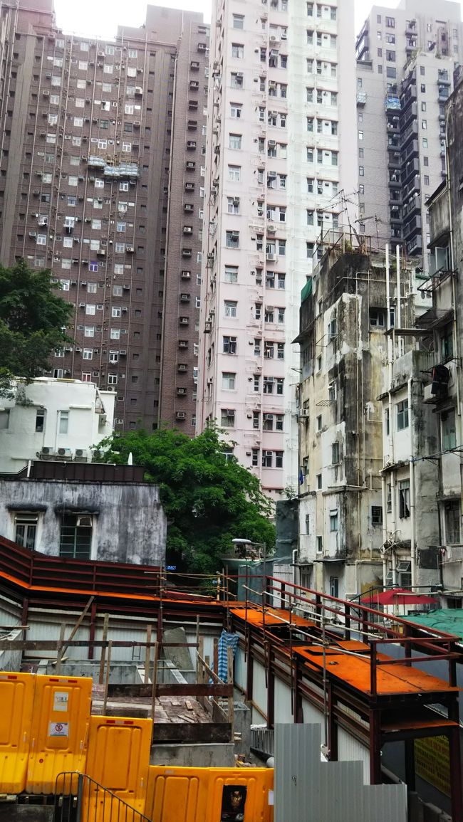 ホテルの近くのビル群たち。香港に来たな～という気になります。