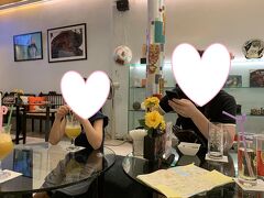 17時にオープンの「T Art」というレストランで夕食を食べたくて、オープンの20分前から待っていたのに、17時になって店の人に18時オープンと言われ、さすがに待てないのであきらめた。

娘達が暑さとしんどさで限界だったので、タンミーデザインでお茶休憩。
冷房の中で冷たい飲み物を飲んで、生き返った！

【タンミーデザインカフェ　24万ドン　約1,140円】