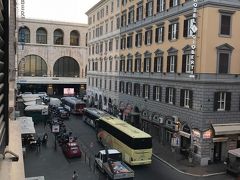 朝起きてホテルの部屋の窓から外を見たら、まだ露店が店開きしていないので歩道が広く見えます。
左手正面に見えるのはテルミニ駅の建物。本当にすぐそばです。